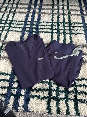 Like New Figs Plum Set V-Neck Top & Drawstring Pants